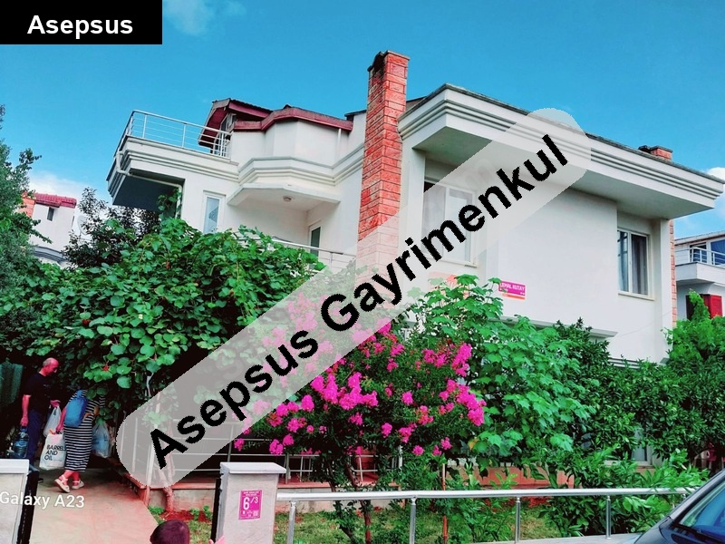 ikiz villanin toplam fiatidir.plaja 100 mt merkeze 5 dk..