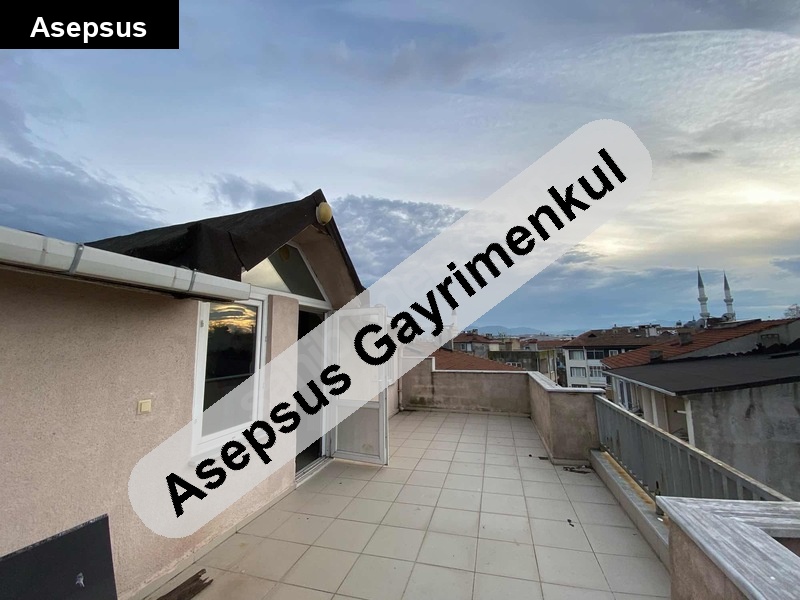 sahi̇bi̇nden satilik çarşi merkezde tri̇plex ev