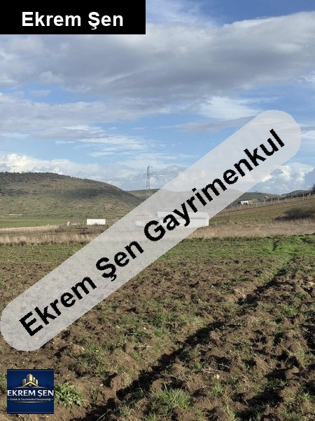 yer sahi̇bi̇nden ana yola yakın tarla