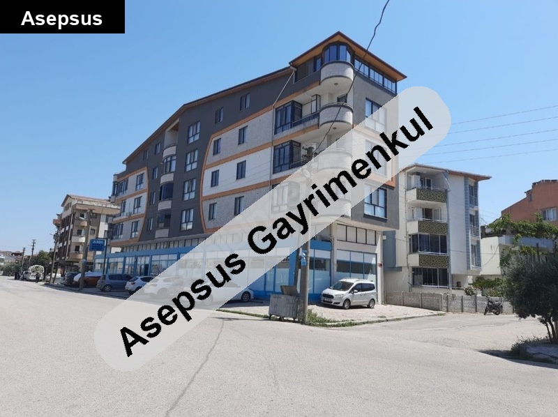 sahi̇bi̇nden tertemi̇z cadde üzerinde ara kat bahçeli daire