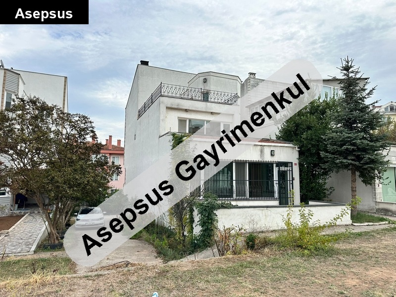 kent içinde geniş bahçeli tripleks villa