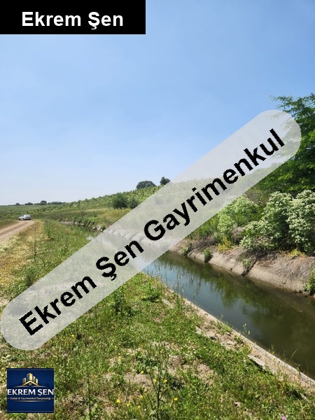 fi̇yat düştü... yola ve su kanalina cephe satilik arazi̇