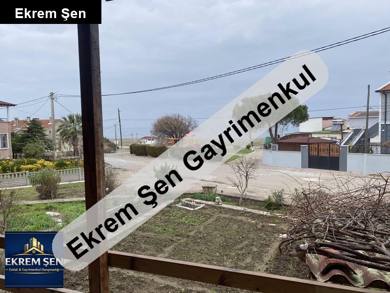 sahile 50 m müstaki bahçeli 406 m arsalı full deniz manzaralı