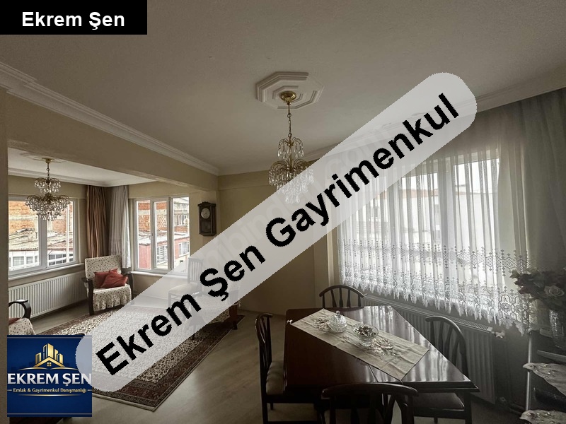 çarşı merkezde full eşyalı i̇çi yenilenmiş geniş 2+1