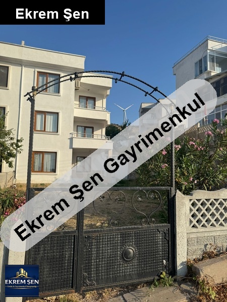 edincik'te deniz manzaralı, teraslı, bahçeli 3 katlı villa