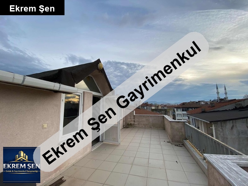 sahi̇bi̇nden satilik çarşi merkezde tri̇plex ev