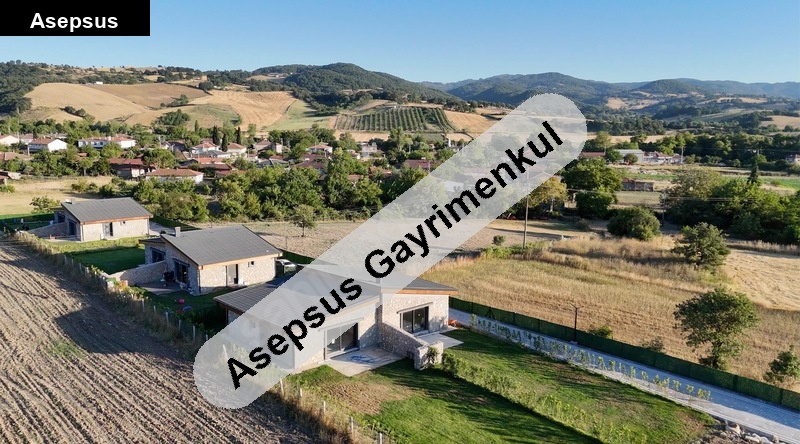 şehi̇r merkezi̇ne 6 km bahçeli̇ taş ev